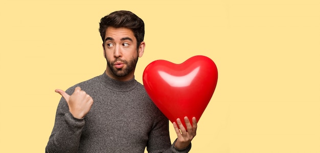 Joven celebrando el día de San Valentín