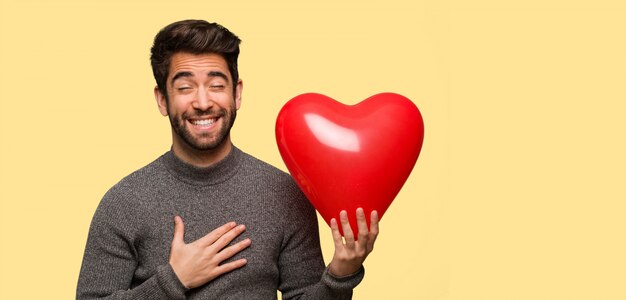 Joven celebrando el día de San Valentín