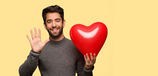 Joven celebrando el día de San Valentín