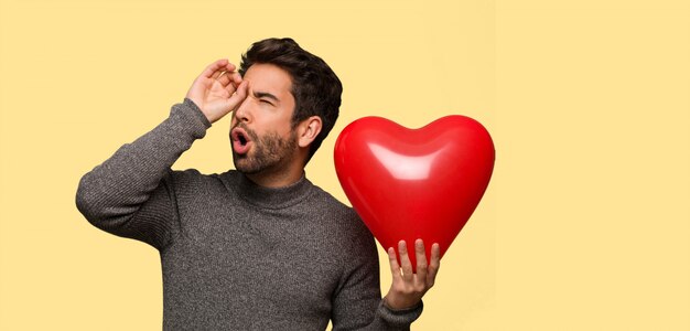 Joven celebrando el día de San Valentín