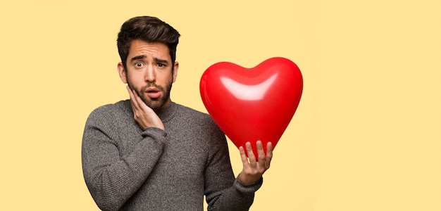 Joven celebrando el día de San Valentín