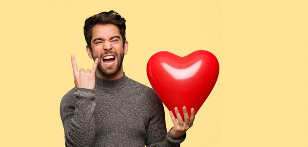 Joven celebrando el día de San Valentín