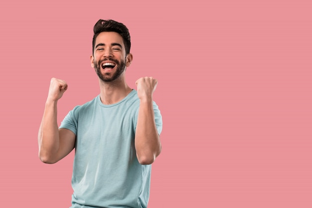 Joven celebrando un éxito