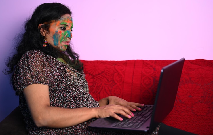 Foto una joven celebrando el festival de los colores holi