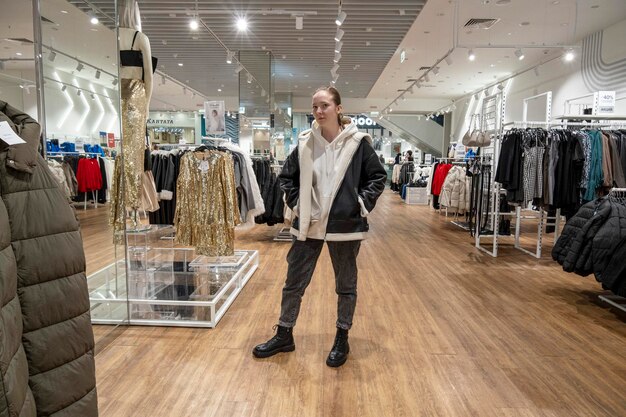 Una joven en el centro comercial eligiendo su ropa Rusia Moscú 18 de noviembre de 2023