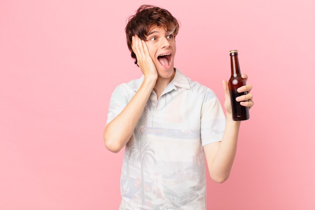 joven con una cerveza