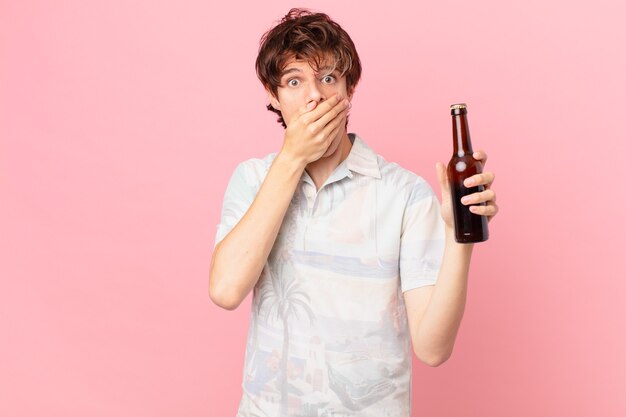 joven con una cerveza