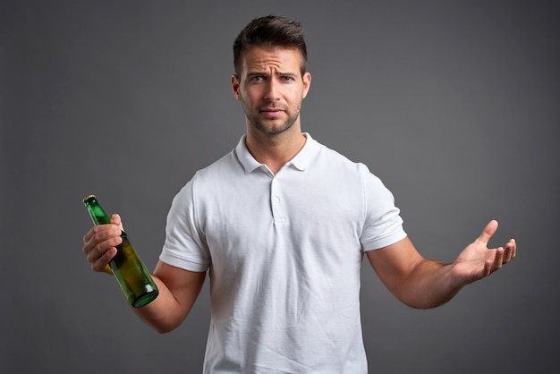 Joven con una cerveza