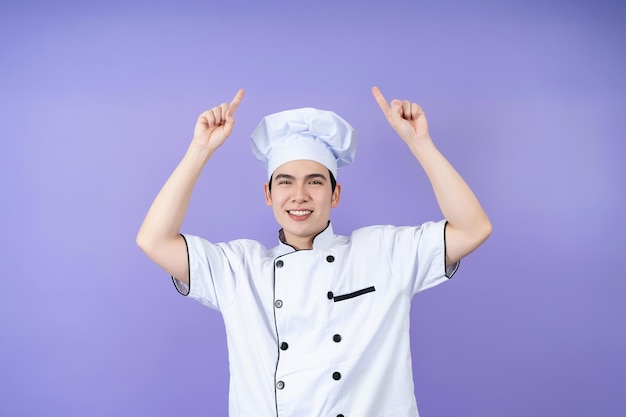 Joven chef asiático en el fondo