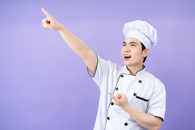 Joven chef asiático en el fondo