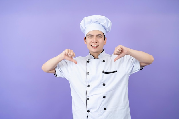 Joven chef asiático en el fondo