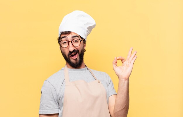 Joven chef barbudo hombre feliz expresión