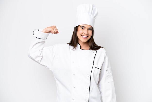 Joven chef brasileña aislada de fondo blanco haciendo un gesto fuerte