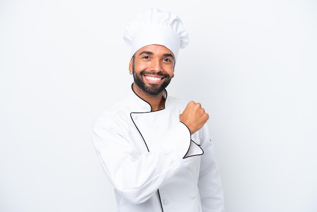 Joven chef brasileño aislado de fondo blanco celebrando una victoria