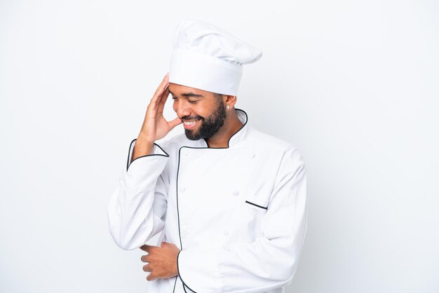 Joven chef brasileño hombre aislado sobre fondo blanco riendo