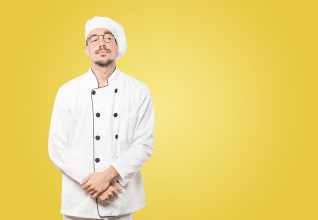 Foto joven chef cansado haciendo un gesto de aburrimiento