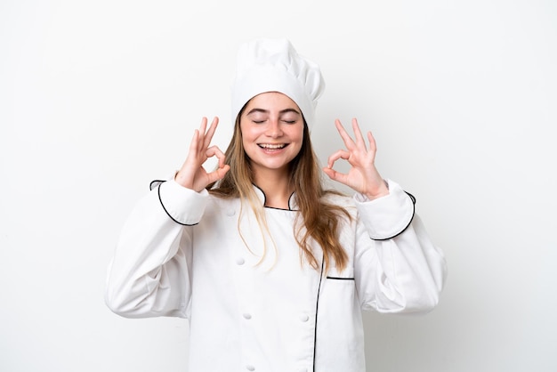 Joven chef caucásica mujer aislada sobre fondo blanco en pose zen