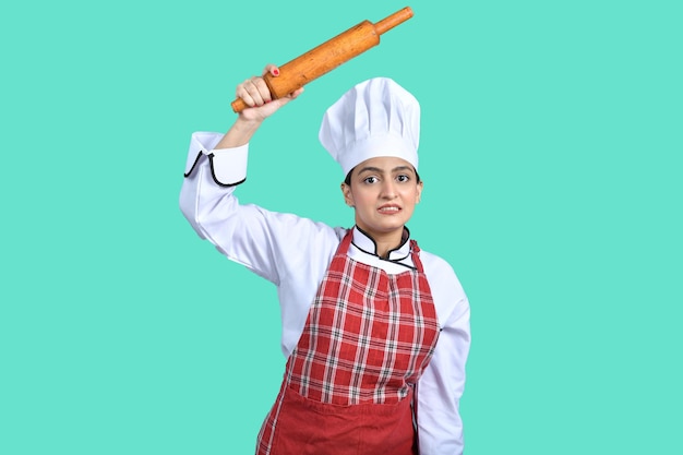 joven chef chica ropa blanca con rodillo modelo paquistaní indio