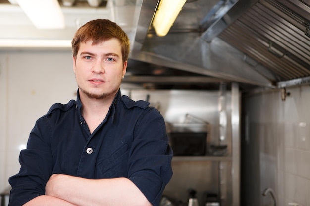 Joven, chef, en, cocina