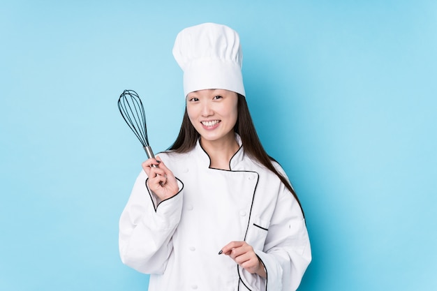 Joven chef japonés mujer cocinando