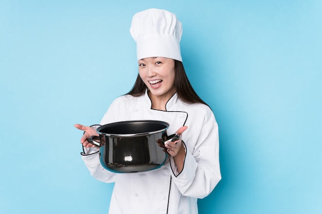 Joven chef japonés mujer cocinando