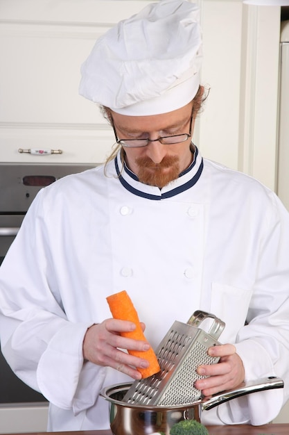 Joven chef preparando el almuerzo en la cocina