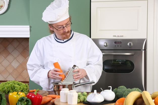 Joven chef preparando el almuerzo en la cocina