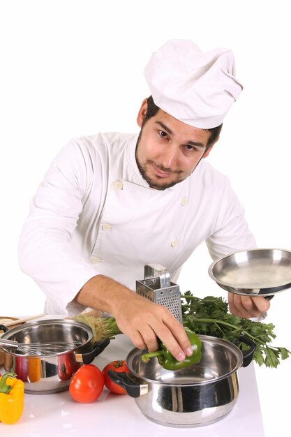 Joven chef preparando el almuerzo