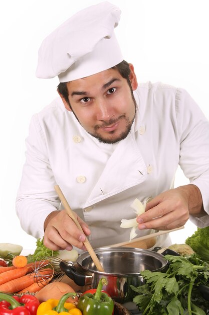 Joven chef preparando el almuerzo