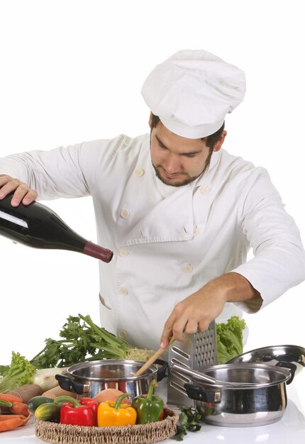 Joven chef preparando el almuerzo