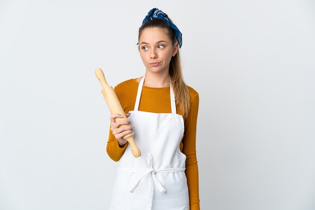 Joven chef sobre fondo aislado