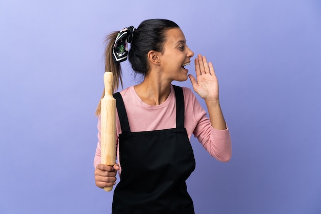 Joven chef sobre fondo aislado