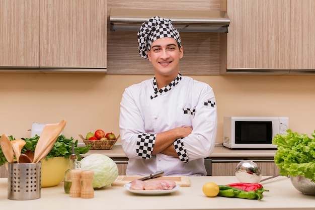 Joven chef trabajando en la cocina