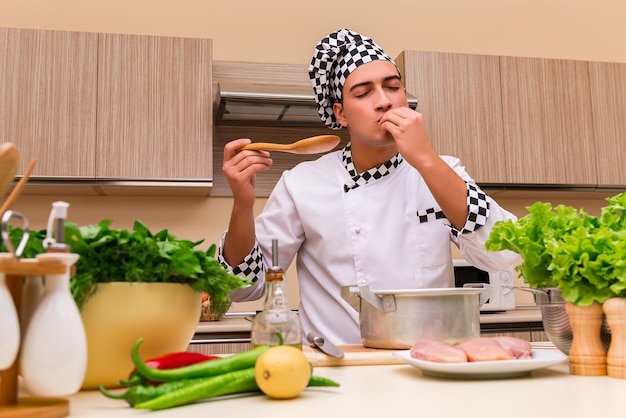 Joven chef trabajando en la cocina