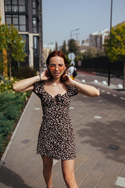 Joven chica muy de moda posando en la ciudad de Europa