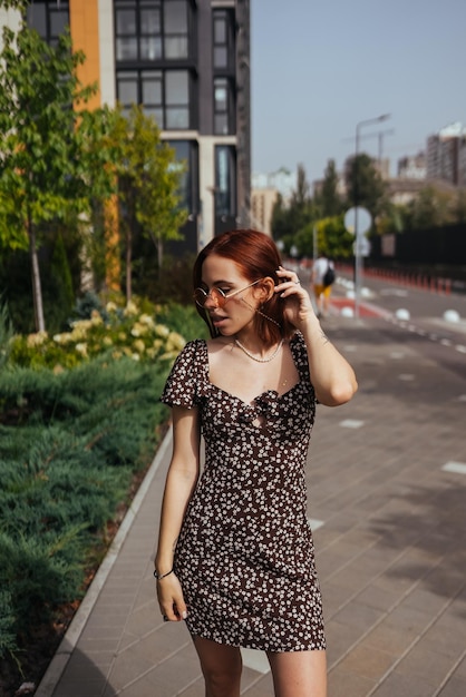 Joven chica muy de moda posando en la ciudad de Europa