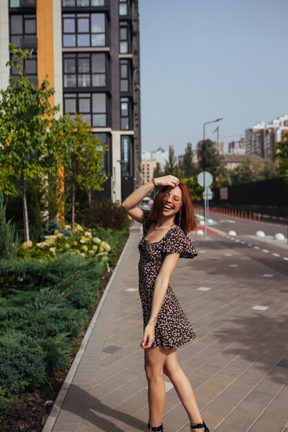 Joven chica muy de moda posando en la ciudad de Europa