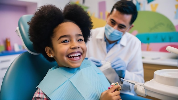Joven chica sonriente visitando al dentista