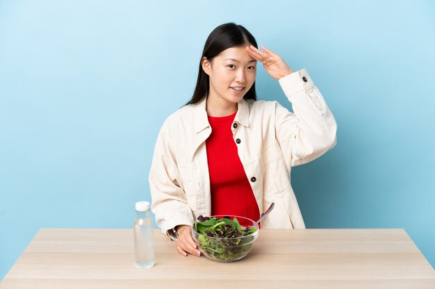 Joven China comiendo una ensalada