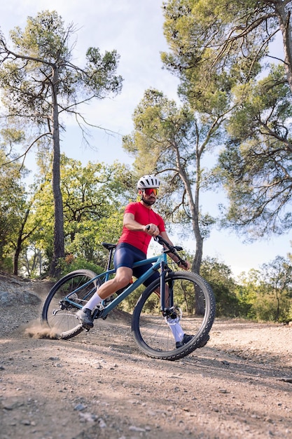 Joven ciclista a la deriva con su bicicleta de montaña