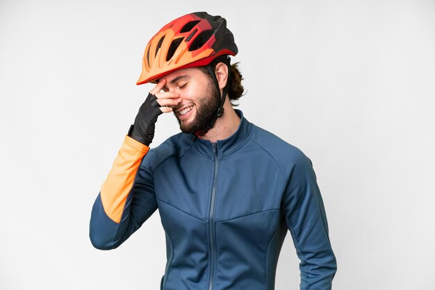 Foto joven ciclista hombre sobre fondo blanco aislado riendo