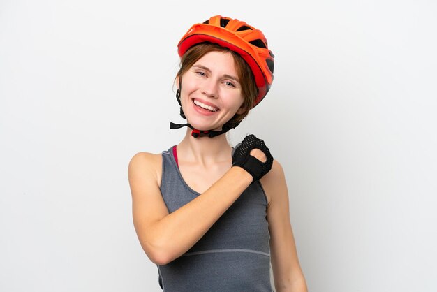 Joven ciclista inglesa aislada de fondo blanco celebrando una victoria