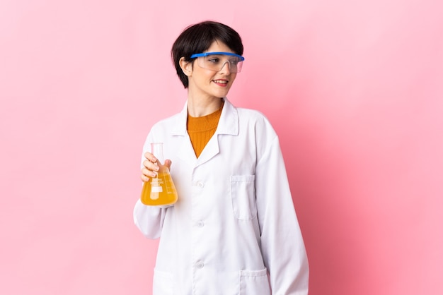 Joven científica en rosa mirando hacia un lado y sonriendo