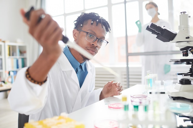 Joven científico afroamericano