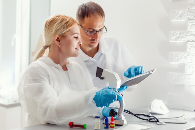 Joven científico analizando la muestra en el laboratorio