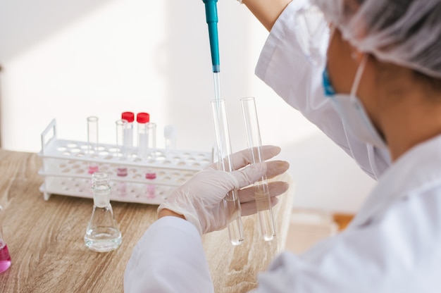 Joven científico femenino haciendo experimentos en laboratorio