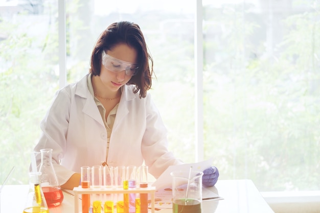 Joven científico femenino en el laboratorio