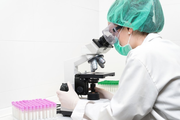 Joven científico femenino en moderno laboratorio