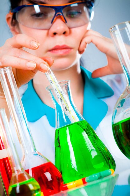 Foto joven científico en el laboratorio