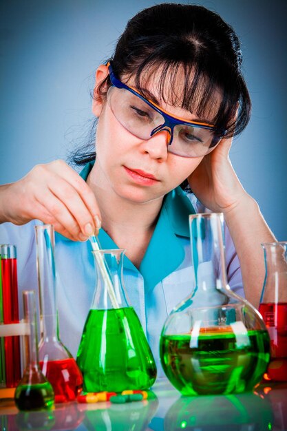 joven científico en el laboratorio